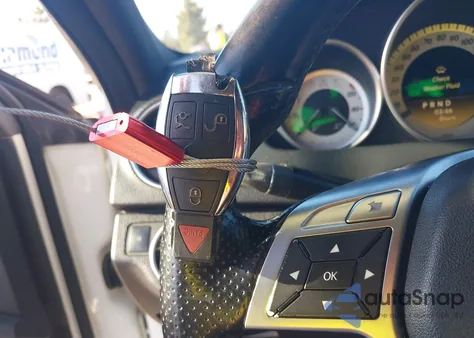 2012 Mercedes-Benz C 250 Luxury/Sport z USA, uszkodzony, nr VIN WDDGF4HB9CA628444